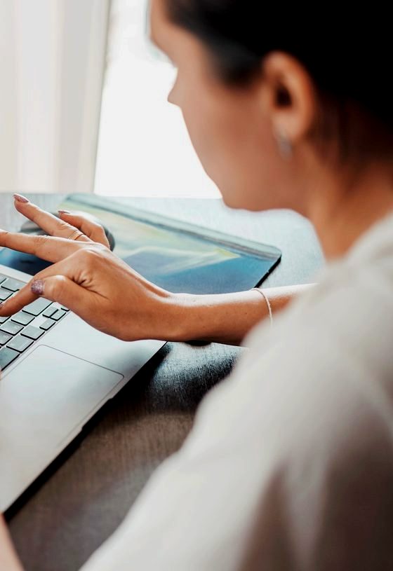 Une femme travaille sur son ordinateur portable